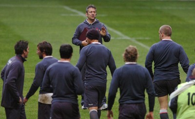 22.11.07 - Wales Rugby Training - Wales Caretaker coach, Nigel Davies makes a point during training 