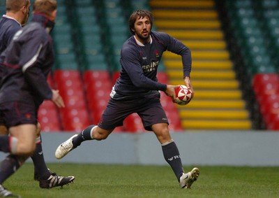 22.11.07 - Wales Rugby Training - Gavin Henson in action during training 