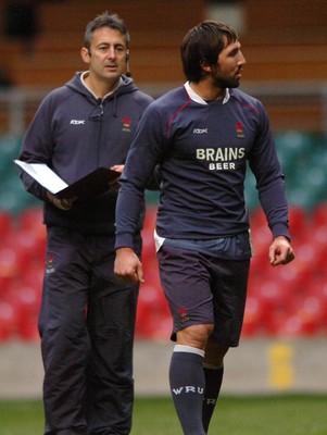 22.11.07 - Wales Rugby Training - Gavin Henson and Caretaker coach, Nigel Davies(L) during training 