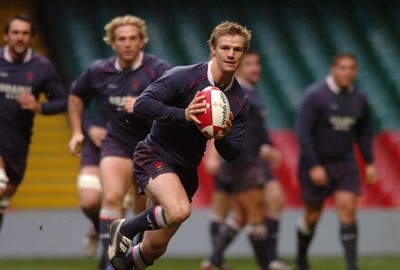 22.11.07 - Wales Rugby Training - Dwayne Peel in action during training 