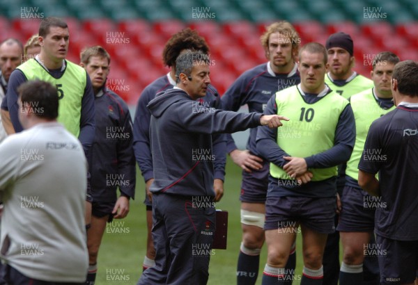 22.11.07 - Wales Rugby Training - Wales Caretaker coach, Nigel Davies during training 
