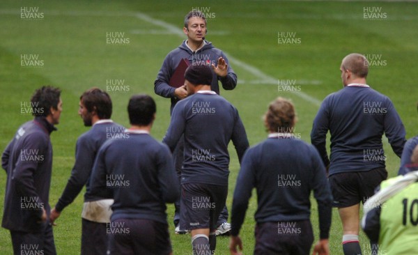 22.11.07 - Wales Rugby Training - Wales Caretaker coach, Nigel Davies makes a point during training 