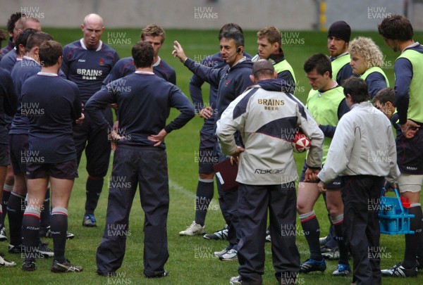 22.11.07 - Wales Rugby Training - Wales Caretaker coach, Nigel Davies makes a point during training 