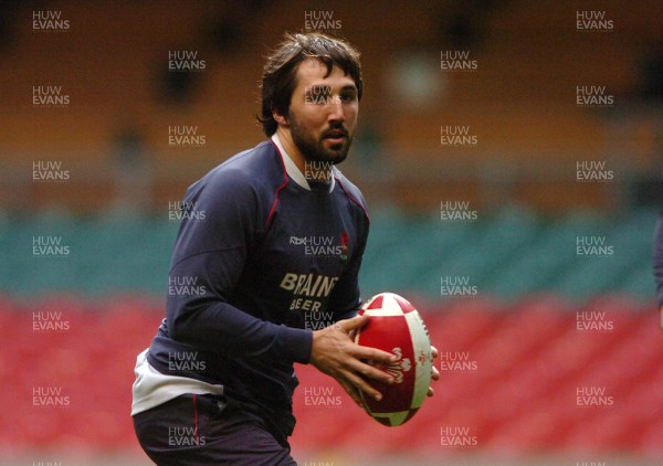 22.11.07 - Wales Rugby Training - Gavin Henson in action during training 