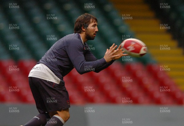 22.11.07 - Wales Rugby Training - Gavin Henson in action during training 