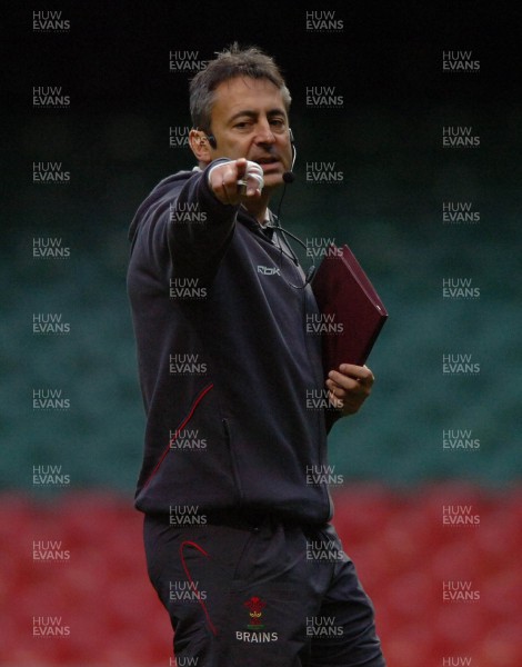 22.11.07 - Wales Rugby Training - Wales Caretaker coach, Nigel Davies makes a point during training 