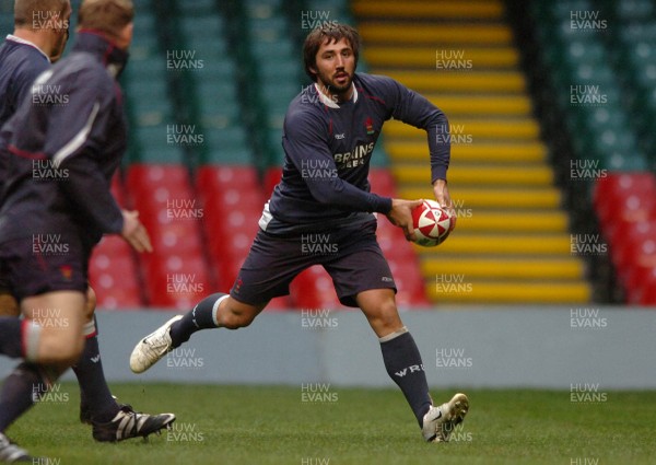 22.11.07 - Wales Rugby Training - Gavin Henson in action during training 