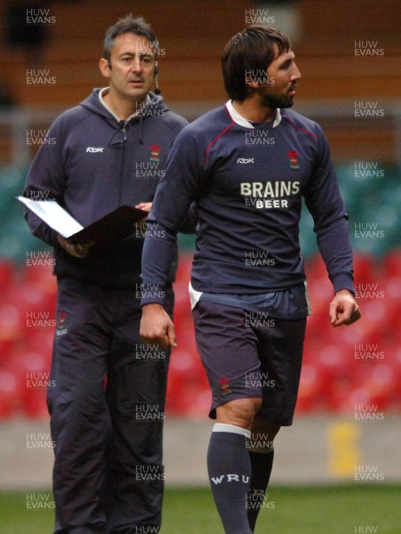 22.11.07 - Wales Rugby Training - Gavin Henson and Caretaker coach, Nigel Davies(L) during training 