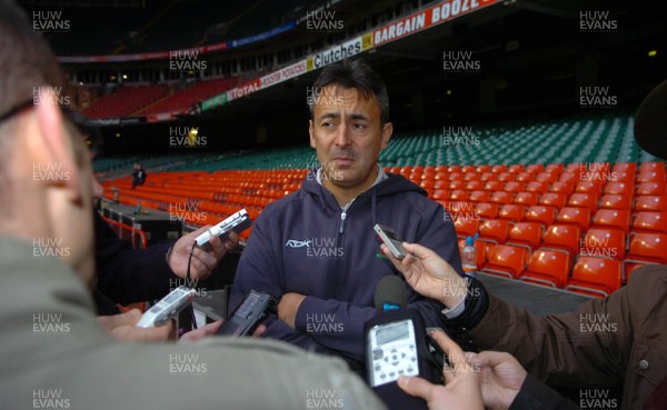 22.11.07 - Wales Rugby Training - Wales Caretaker coach, Nigel Davies talks to reporters after training 