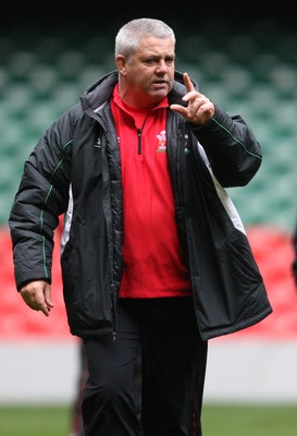 25.02.09 - Wales Rugby Training - Wales head coach, Warren Gatland makes a point during training. 