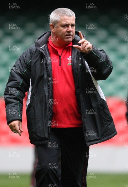 25.02.09 - Wales Rugby Training - Wales head coach, Warren Gatland makes a point during training. 