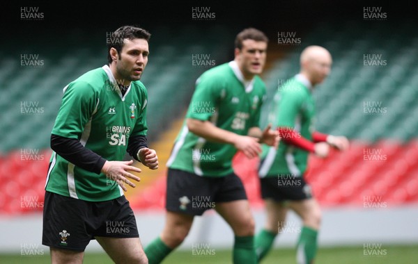 25.02.09 - Wales Rugby Training -  Stephen Jones, Jamie Roberts and Tom Shanklin lineup to take the ball  