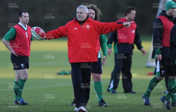 25.11.08 - Wales Rugby Training - Wales Coach Warren Gatland makes a point during training 