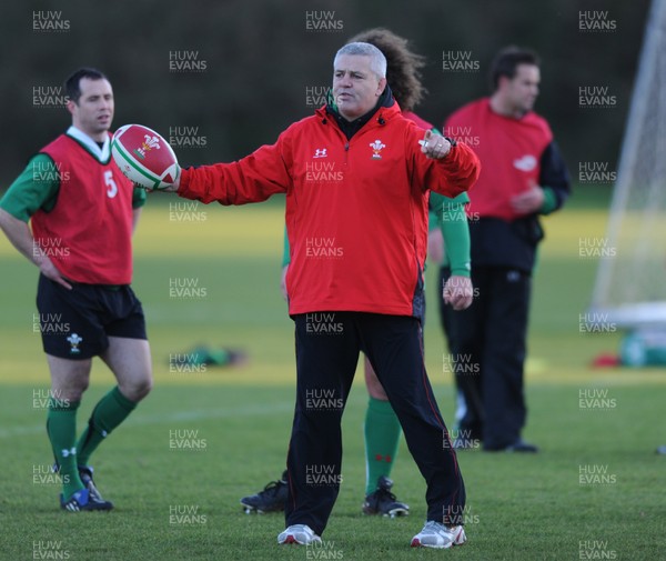 25.11.08 - Wales Rugby Training - Wales Coach Warren Gatland makes a point during training 