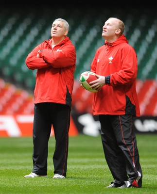 28.11.08 - Wales Rugby Training - Warren Gatland and Neil Jenkins during training 