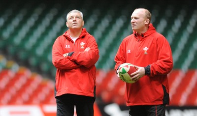 28.11.08 - Wales Rugby Training - Warren Gatland and Neil Jenkins during training 