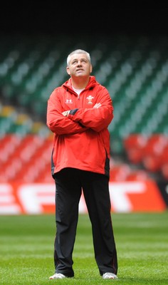 28.11.08 - Wales Rugby Training - Warren Gatland during training 