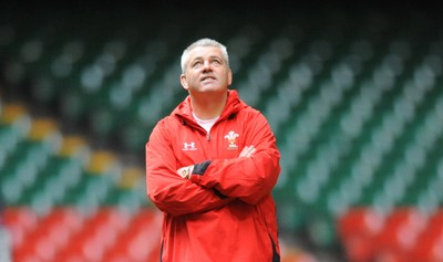 28.11.08 - Wales Rugby Training - Warren Gatland during training 