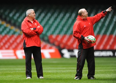 28.11.08 - Wales Rugby Training - Warren Gatland and Neil Jenkins during training 