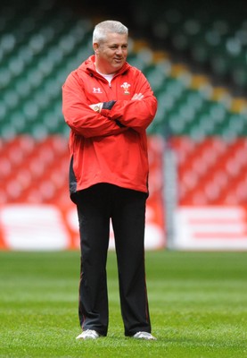 28.11.08 - Wales Rugby Training - Warren Gatland during training 