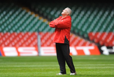 28.11.08 - Wales Rugby Training - Warren Gatland during training 