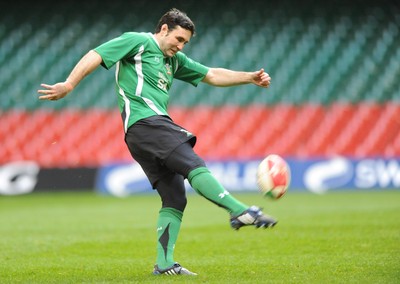 28.11.08 - Wales Rugby Training - Stephen Jones in action during training 
