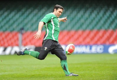 28.11.08 - Wales Rugby Training - Stephen Jones in action during training 