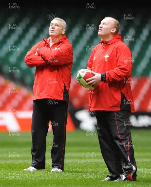28.11.08 - Wales Rugby Training - Warren Gatland and Neil Jenkins during training 