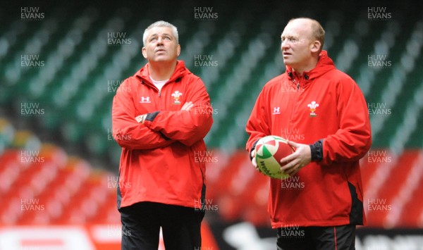 28.11.08 - Wales Rugby Training - Warren Gatland and Neil Jenkins during training 