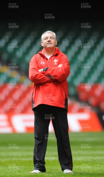 28.11.08 - Wales Rugby Training - Warren Gatland during training 