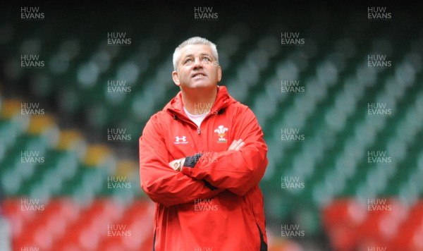 28.11.08 - Wales Rugby Training - Warren Gatland during training 