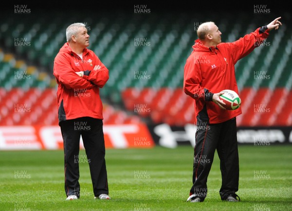 28.11.08 - Wales Rugby Training - Warren Gatland and Neil Jenkins during training 