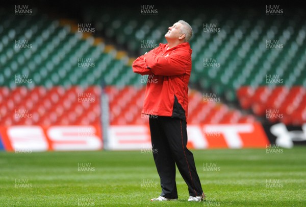 28.11.08 - Wales Rugby Training - Warren Gatland during training 