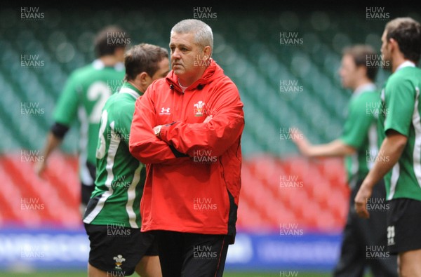 28.11.08 - Wales Rugby Training - Warren Gatland during training 