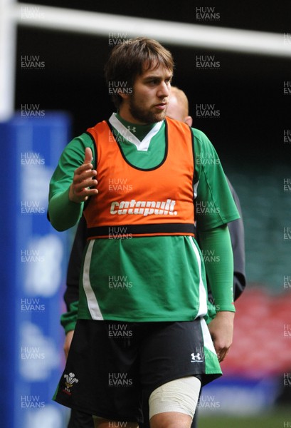 28.11.08 - Wales Rugby Training - Ryan Jones makes a point during training 