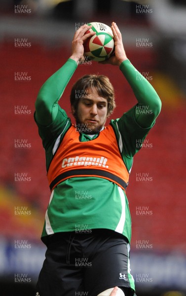 28.11.08 - Wales Rugby Training - Ryan Jones takes line-out ball during training 