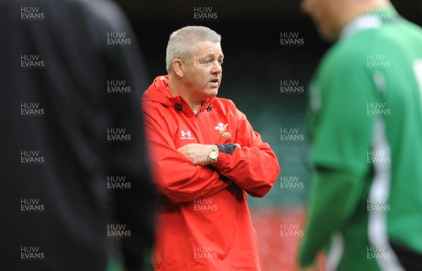 28.11.08 - Wales Rugby Training - Warren Gatland during training 