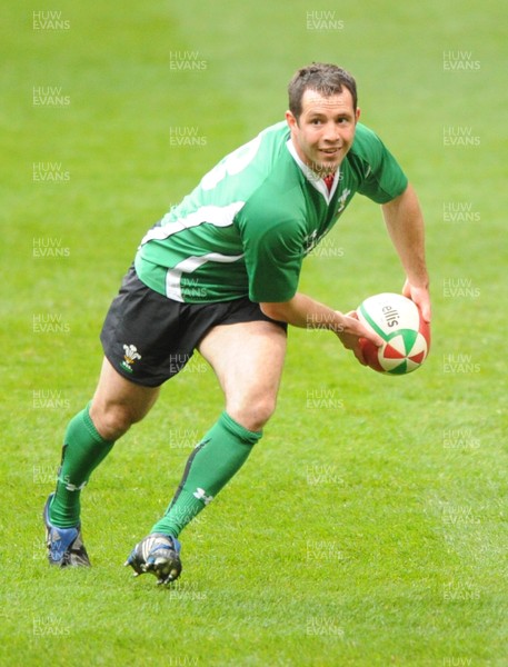 28.11.08 - Wales Rugby Training - Gareth Cooper in action during training 