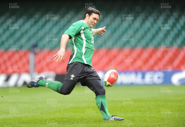 28.11.08 - Wales Rugby Training - Stephen Jones in action during training 