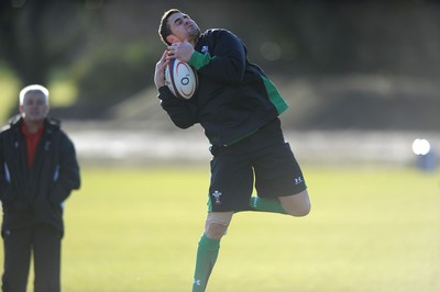 29.01.10 - Wales Rugby Training - Lee Byrne takes high ball as Warren Gatland looks on during training. 