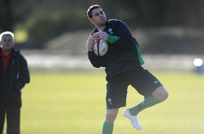 29.01.10 - Wales Rugby Training - Lee Byrne takes high ball as Warren Gatland looks on during training. 