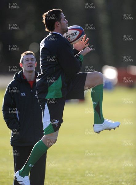 29.01.10 - Wales Rugby Training - Lee Byrne takes high ball as attack coach Rob Howley looks on during training. 