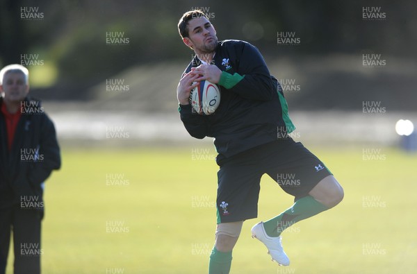 29.01.10 - Wales Rugby Training - Lee Byrne takes high ball as Warren Gatland looks on during training. 