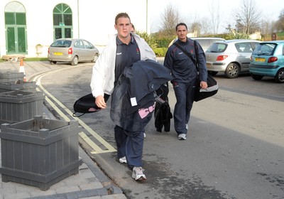 31.01.07 - Wales Rugby - Lee Byrne and Sonny Parker prepare to leave the Vale Hotel for London ahead of their match against England on Saturday 