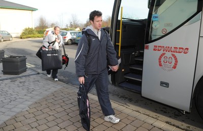 31.01.07 - Wales Rugby - Wales wingers, Mark Jones(R) and Shane Williams prepare to leave the Vale Hotel for London ahead of their match against England on Saturday 