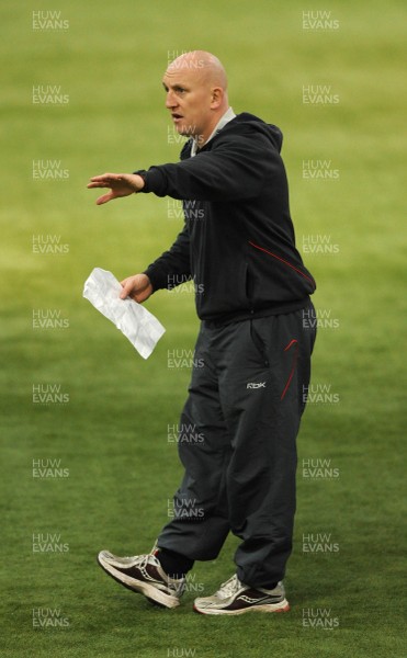 31.01.08 - Wales Rugby Training - Wales Defence coach, Shaun Edwards makes a point during training 