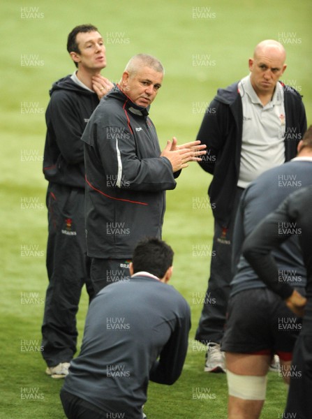 31.01.08 - Wales Rugby Training - Wales Coach, Warren Gatland during training with Backs coach, Rob Howley(L) and defence coach, Shaun Edwards(R) 