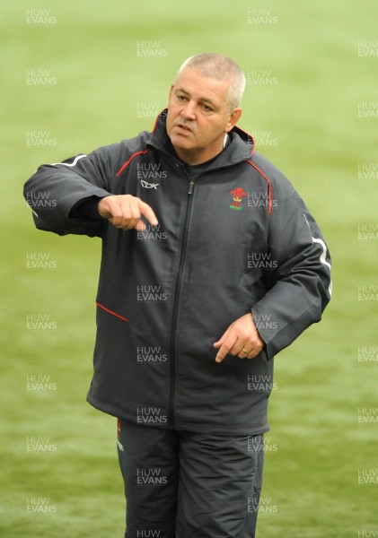 31.01.08 - Wales Rugby Training - Wales Coach, Warren Gatland during training talks to Forwards Coach, Robin McBryde 