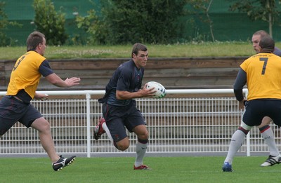 23.07.07 Wales World Cup Squad Training, St. Nazaire, France Tom James looks for a gap between Matthew Rees(L) & Nathan Thomas during Wales' training camp at St. Nazaire RFC Darren Griffiths/