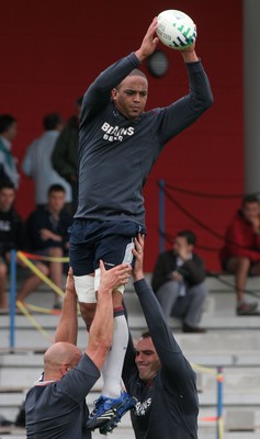 23.07.07 Wales World Cup Squad Training, St. Nazaire, France Gavin Thomas wins lineout ball as Wales  prepare for the World Cup at their training camp in St. Nazaire, France. Darren Griffiths/